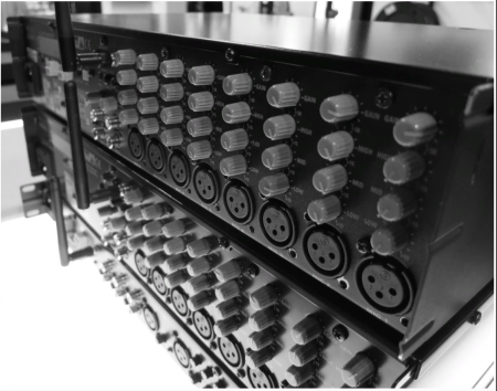 AUDAC PRE220, двухзонный стереофонический матричный микшер-предусилитель